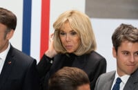 Brigitte Macron surprend avec un accessoire très chic, Emmanuel à ses côtés pour rendre un bel hommage