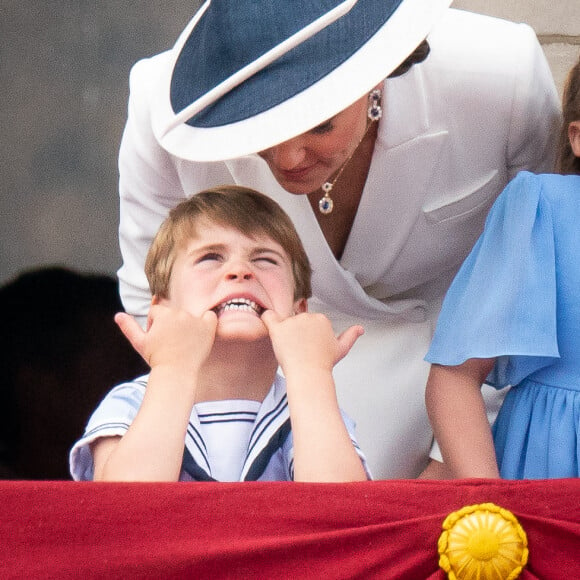 La duchesse de Cambridge parle au prince Louis qui fait la grimace sur le balcon du palais de Buckingham, pour assister au défilé aérien du Jubilé de platine, le premier jour des célébrations du Jubilé de platine, Londres, Royaume-Uni, le 2 juin 2022, alors que la reine célèbre son anniversaire officiel, le premier jour des célébrations du Jubilé de platine. Photo par Aaron Chown/PA Wire/ABACAPRESS.COM