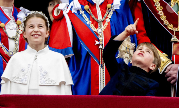 La princesse Charlotte et le prince Louis lors de leur apparition sur le balcon du palais de Buckingham pour assister au défilé aérien après la procession et le couronnement du nouveau roi et de la nouvelle reine à Londres, Royaume-Uni, le 6 mai 2023. Photo par Robin Utrecht/ABACAPRESS.COM