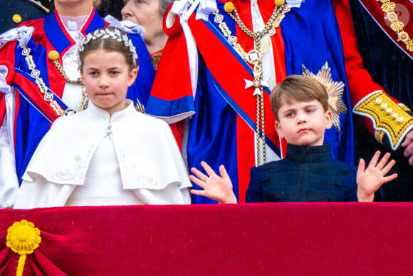 La princesse Charlotte et le prince Louis sur le balcon du palais de Buckingham après le couronnement du roi Charles III, à Londres, au Royaume-Uni, le 6 mai 2023. Photo par Splash News/ABACAPRESS.COM