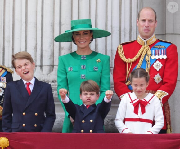 Le roi Charles III assiste à la montée des couleurs, également connue sous le nom de parade de l'anniversaire du roi, accompagné du prince William, du prince de Galles et de la princesse Anne, ainsi que des membres de la famille royale, alors que le drapeau est monté par le 1er bataillon des Welsh Guards. Battalion Welsh Guards. C'est la première fois qu'un monarque régnant participe à la cérémonie du drapeau depuis que le cheval de la reine Elizabeth, Burmese, l'avait portée lors de la cérémonie de 1986. Londres, Royaume-Uni, le 17 juin 2023. Photo par Andrew Parsons / Parsons Media/ABACAPRESS.COM