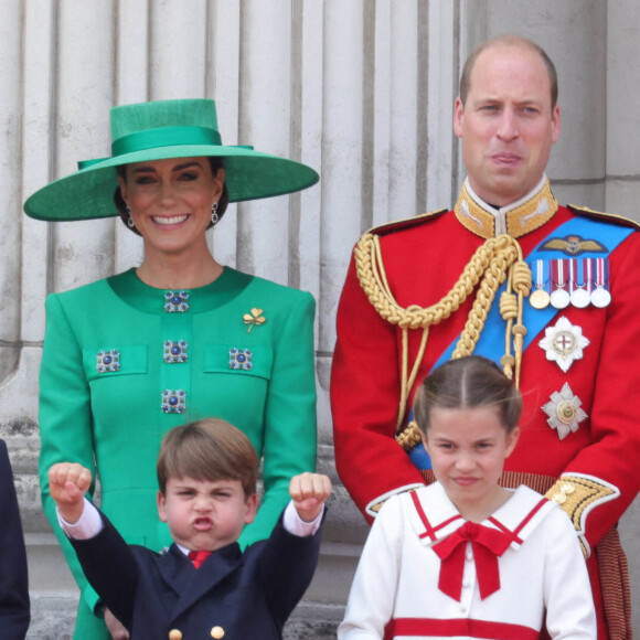 Le roi Charles III assiste à la montée des couleurs, également connue sous le nom de parade de l'anniversaire du roi, accompagné du prince William, du prince de Galles et de la princesse Anne, ainsi que des membres de la famille royale, alors que le drapeau est monté par le 1er bataillon des Welsh Guards. Battalion Welsh Guards. C'est la première fois qu'un monarque régnant participe à la cérémonie du drapeau depuis que le cheval de la reine Elizabeth, Burmese, l'avait portée lors de la cérémonie de 1986. Londres, Royaume-Uni, le 17 juin 2023. Photo par Andrew Parsons / Parsons Media/ABACAPRESS.COM