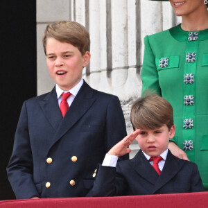 Le prince George et le prince Louis apparaissent sur le balcon du palais de Buckingham lors de la cérémonie des couleurs. Londres, Royaume-Uni, le 17 juin 2023. Photo par Doug Peters/EMPICS/PA Wire/ABACAPRESS.COM
