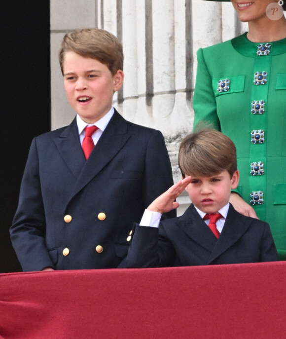 Le prince George et le prince Louis apparaissent sur le balcon du palais de Buckingham lors de la cérémonie des couleurs. Londres, Royaume-Uni, le 17 juin 2023. Photo par Doug Peters/EMPICS/PA Wire/ABACAPRESS.COM
