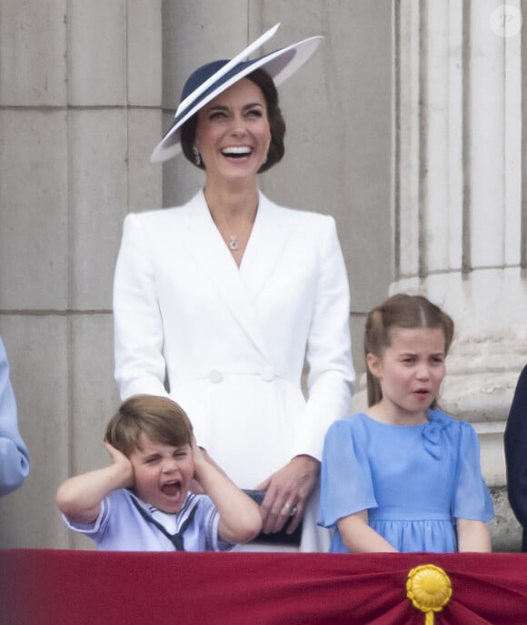 La Reine, la duchesse de Cambridge, le duc de Cambridge, le prince George, la princesse Charlotte et le prince Louis apparaissent sur le balcon du palais de Buckingham lors de la montée des couleurs, dans le cadre des célébrations du jubilé de platine. Londres, Royaume-Uni, le 2 juin 2022. Photo par Doug Peters/EMPICS/PA Photos/ABACAPRESS.COM