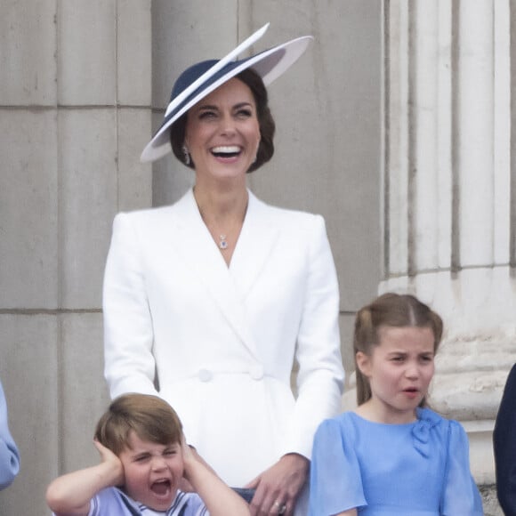 La Reine, la duchesse de Cambridge, le duc de Cambridge, le prince George, la princesse Charlotte et le prince Louis apparaissent sur le balcon du palais de Buckingham lors de la montée des couleurs, dans le cadre des célébrations du jubilé de platine. Londres, Royaume-Uni, le 2 juin 2022. Photo par Doug Peters/EMPICS/PA Photos/ABACAPRESS.COM