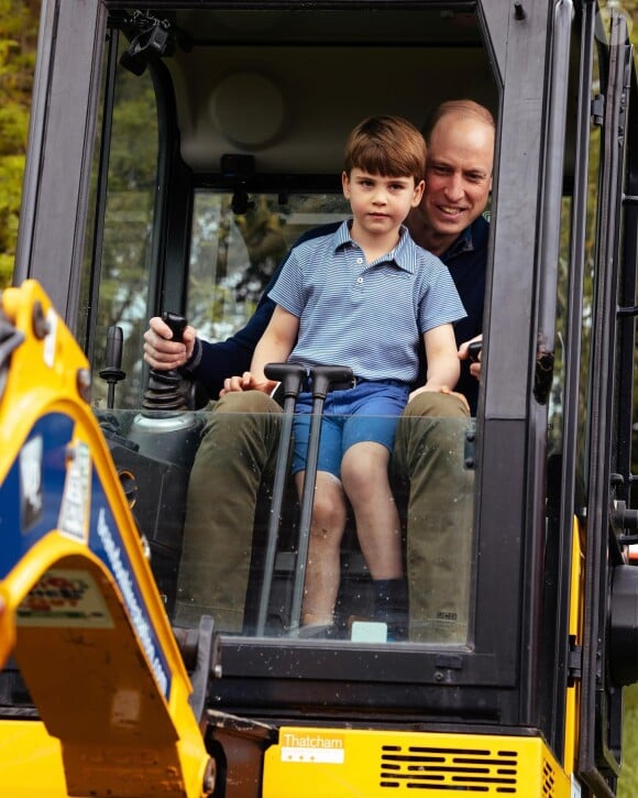 Avec William, enfin sérieux, il conduit un engin de chantier.
©Instagram princeandprincessofwales