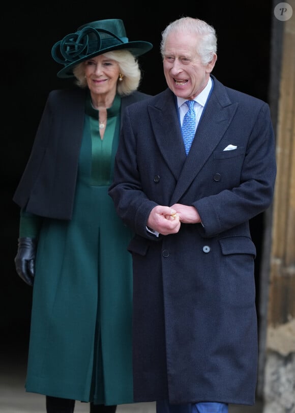 Le couple a décidé de se retirer dans sa maison de campagne et en parlant de résidence secondaire, Charles III est à la recherche d'une nouvelle femme de ménage. 
Le roi Charles III d'Angleterre et Camilla Parker Bowles, reine consort d'Angleterre - Les membres de la famille royale britannique arrivent à la chapelle Saint-George pour assister à la messe de Pâques. Windsor, le 31 mars 2024.