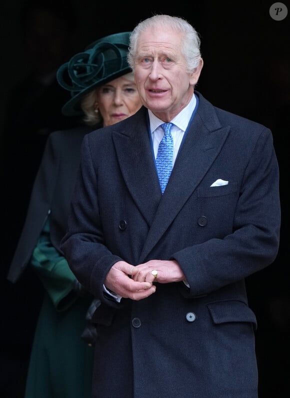 Il s'agit du palais de Holyrood à Edimbourg, en Ecosse, où il passe généralement une semaine chaque été. 
Le roi Charles III d'Angleterre et Camilla Parker Bowles, reine consort d'Angleterre - Les membres de la famille royale britannique arrivent à la chapelle Saint-George pour assister à la messe de Pâques. Windsor, le 31 mars 2024.