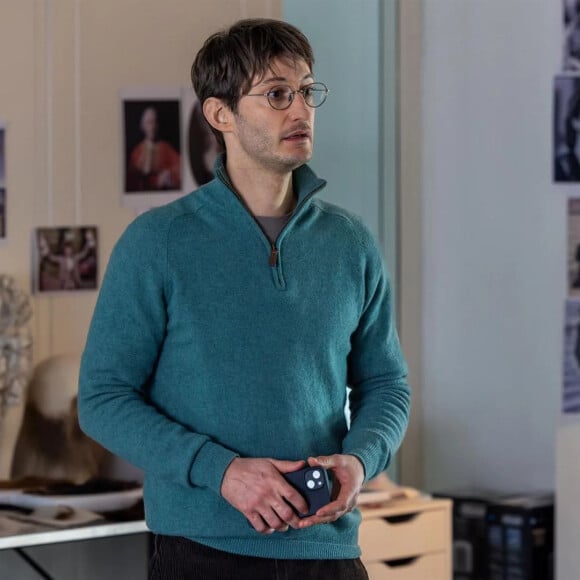 Pour la série "Fiasco", il a mis de côté son physique musclé et parfait
Pierre Niney dans la série "Fiasco"
