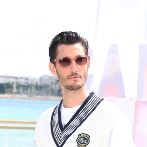 Lui qu'on retrouvera ensuite dans "Le Comte de Monte-Cristo"
Pierre Niney pour le photocall de 'Fiasco' sur la plage du Majestic lors de la 7eme saison de 'CanneSeries' à Cannes le 8 Avril 2024 Denis Guignebourg/BestImage