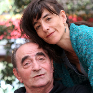 Sa fille Romane est également là pour lui.
Exclusif - Richard Bohringer et sa fille Romane posent à l'hôtel Best Western à Saint-Raphaël le 14 avril 2015.