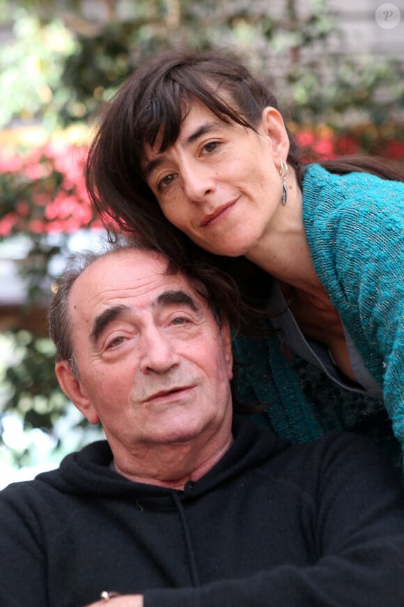 Sa fille Romane est également là pour lui.
Exclusif - Richard Bohringer et sa fille Romane posent à l'hôtel Best Western à Saint-Raphaël le 14 avril 2015.