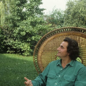 En France, portrait de Richard Bohringer chez lui dans son jardin parlant avec sa femme Astrid.