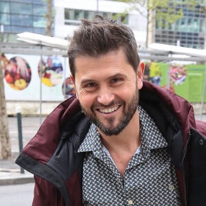 Christophe Beaugrand quitte les studios de RTL à Neuilly-sur-Seine, le 25 avril 2023. © Jonathan Rebboah / Panoramic / Bestimage 