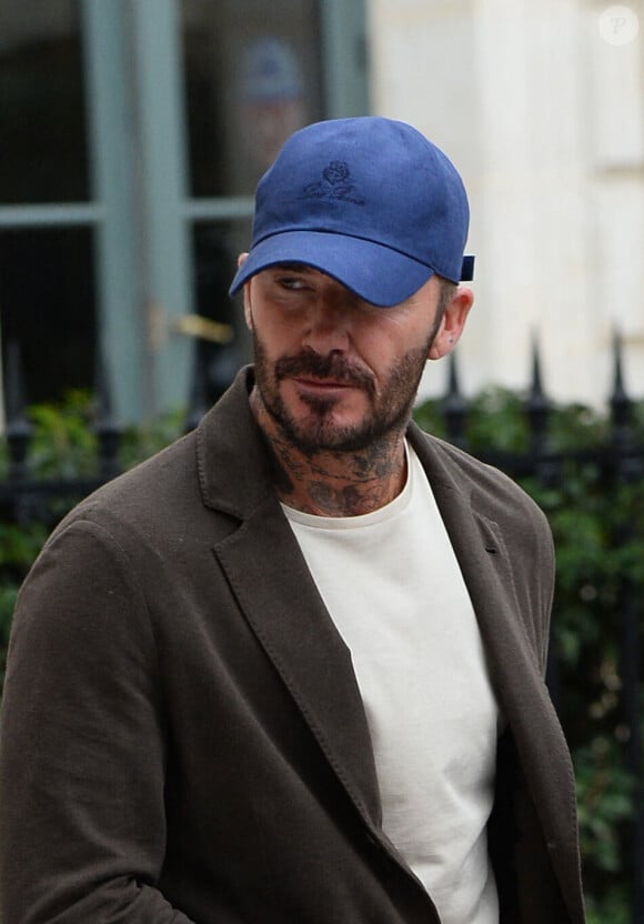 David Beckham quitte l'hôtel La Reserve lors de la Fashion Week à Paris le 29 septembre 2023. 
