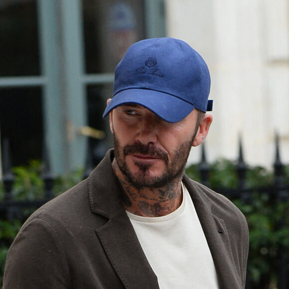 David Beckham quitte l'hôtel La Reserve lors de la Fashion Week à Paris le 29 septembre 2023. 
