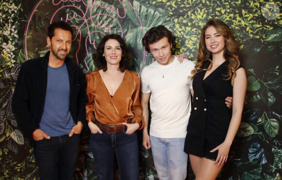 Exclusif - Lucien Belves, Frédéric Diefenthal, Elsa Lunghini et Pola Petrenko lors d'une séance photo pour la série "Ici tout commence" lors de la 5ème saison du festival International des Séries "Canneseries" à Cannes, France, le 2 avril 2022. © Denis Guignebourg/Bestimage