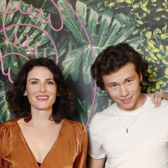 Exclusif - Lucien Belves, Frédéric Diefenthal, Elsa Lunghini et Pola Petrenko lors d'une séance photo pour la série "Ici tout commence" lors de la 5ème saison du festival International des Séries "Canneseries" à Cannes, France, le 2 avril 2022. © Denis Guignebourg/Bestimage