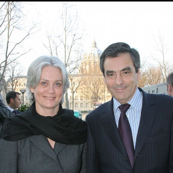 Il avait été condamné en appel le 9 mai 2022 à quatre ans d'emprisonnement, dont un an ferme, 375 000 euros d'amende et 10 ans d'inéligibilité.
François Fillon et Penelope Fillon - Cérémonie de remise ds insignes de Chevalier de la légion d'honneur à Bernadette Chirac à Paris.
BERTRAND RINDOFF PETROFF / BESTIMAGE