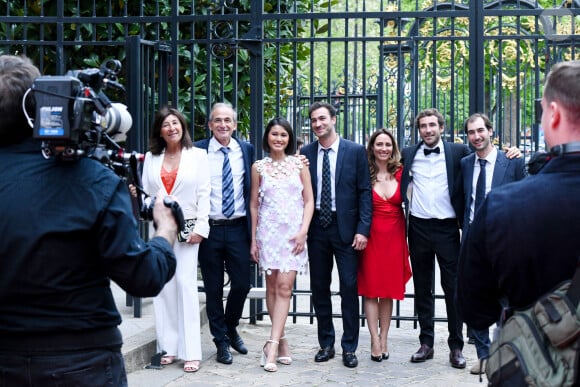 Alors qu'à la télévision tout semble réel, il semblerait qu'ils usent de faux acheteurs et faux vendeurs.
La famille Kretz : "L'Agence" sur TMC : Sandrine et Olivier Kretz, Valentin et sa femme Charina Sarte, Martin et sa femme Eve von Romberg et Louis - Soirée de gala des 50 ans de la Fondation Claude Pompidou à l'Hôtel Marcel Dassault à Paris le 12 avril 2022. Rachid Bellak / LMS / Bestimage