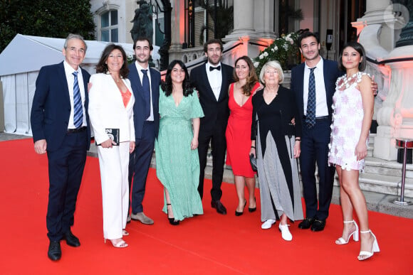 La famille Kretz : "L'Agence" sur TMC : Olivier Kretz, Sandrine Kretz, Louis Kretz, guest, Martin Kretz et sa femme Eve von Romberg, Majo (la grand-mère), Valentin Kretz et sa femme Charina Sarte - Soirée de gala des 50 ans de la Fondation Claude Pompidou à l'Hôtel Marcel Dassault à Paris le 12 avril 2022. Rachid Bellak / LMS / Bestimage