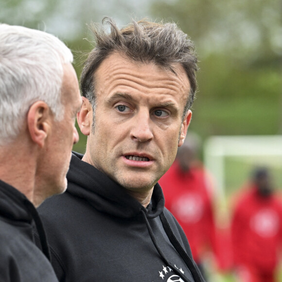 Le président de la République Emmanuel Macron et de Didier Deschamps, entraîneur sélectionneur de l'équipe de France de football lors du match de football caritatif du Variétés club de France au profit de l'opération Pièces jaunes au stade Bernard Giroux à Plaisir, France, le 24 avril 2024. © Eric Tschaen/Pool/Bestimage