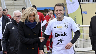 PHOTOS Emmanuel Macron inscrit un joli but pour la bonne cause sous les yeux de Brigitte et entouré de champions du monde
