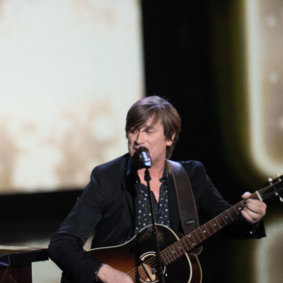 Jacques Dutronc reçoit un prix d'honneur de son fils Thomas Dutronc lors des 37e Victoires de la Musique à la Seine Musicale le 11 février 2022 à Boulogne-Billancourt, France. Photo par David Niviere/ABACAPRESS.COM