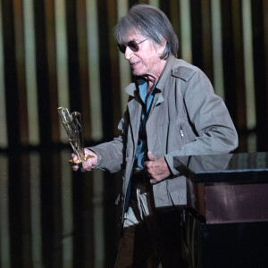 Une fois guéri, il lance son premier groupe, Les Tritons, premier pas vers l'une des plus grandes carrières musicales françaises.
Jacques Dutronc reçoit un prix d'honneur de son fils Thomas Dutronc lors des 37e Victoires de la Musique à la Seine Musicale le 11 février 2022 à Boulogne-Billancourt, France. Photo par David Niviere/ABACAPRESS.COM