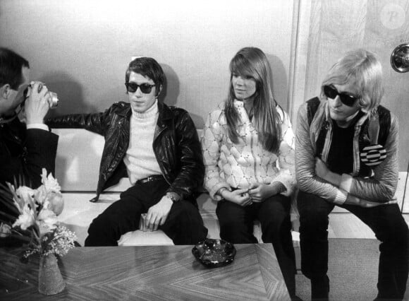 Il en profite pour apprendre à jouer de la guitare, en reproduisant les sons et les accords qu'il entendait à la radio.
Jacques Dutronc, Françoise Hardy et Michel Polnareff, le 30 janvier 1967 à l'hôtel Hilton (de gauche à droite) à Berlin. Photo de Chris Hoffmann/DPA/ABACAPRESS.COM