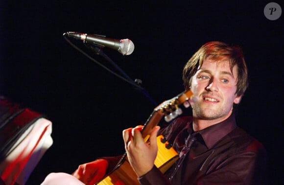 Le chanteur français Thomas Dutronc se produit avec son groupe "Thomas Dutronc et les Esprits Manouches" au Café de la Danse à Paris, France, le 14 octobre 2006. Photo par Nicolas Khayat/ABACAPRESS.COM