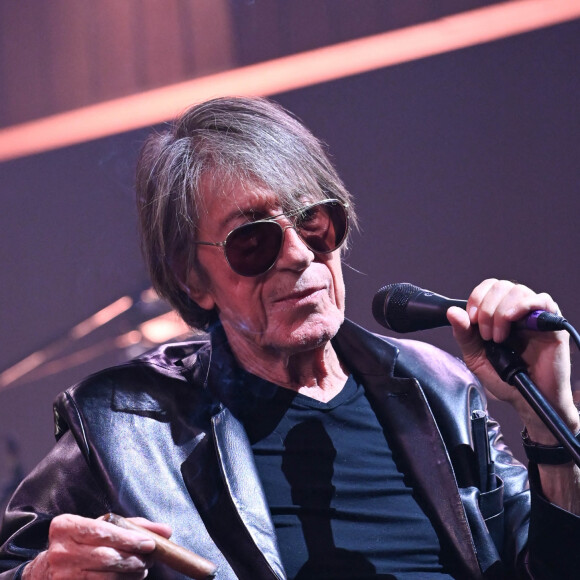 Jacques Dutronc et Thomas Dutronc en showcase de leur tournée "Dutronc & Dutronc" au Centre Evénementiel de Courbevoie le 11 avril 2022. Jacques et Thomas Dutronc se rejoignent sur scène pour une tournée unique ! Père et fils, monstres sacrés de la scène française, vous donnent rendez-vous pour des concerts exceptionnels sous le signe du partage et de la complicité. Deux artistes hors du commun à retrouver sur les routes de France. © Coadic Guirec/Bestimage 