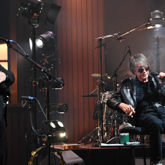 Info - Jacques Dutronc met fin à la tournée "Dutronc & Dutronc" entamée en avril 2022 avec son fils Thomas - Jacques Dutronc et Thomas Dutronc en showcase de leur tournée "Dutronc & Dutronc" au Centre Evénementiel de Courbevoie le 11 avril 2022. Jacques et Thomas Dutronc se rejoignent sur scène pour une tournée unique ! Père et fils, monstres sacrés de la scène française, vous donnent rendez-vous pour des concerts exceptionnels sous le signe du partage et de la complicité. Deux artistes hors du commun à retrouver sur les routes de France. © Coadic Guirec/Bestimage 