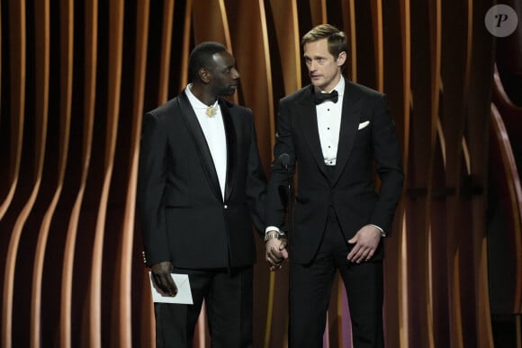 Omar Sy (à gauche) et Alexander Skarsgard présentent le prix pour la performance exceptionnelle d'une actrice dans une série dramatique lors des Screen Actors Guild Awards au Shrine Auditorium and Expo Hall à Los Angeles, CA, USA, le 24 février 2024. Photo par Robert Hanashiro-USA TODAY/SPUS/ABACAPRESS.COM