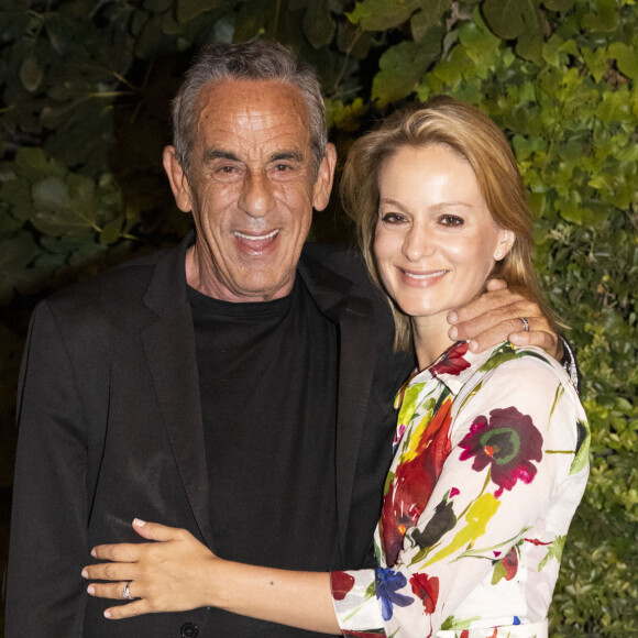 Exclusif - Thierry Ardisson et sa femme Audrey Crespo-Mara - Véronique Sanson en concert à l'occasion de la présentation de sa tournée "Hasta Luego" au théâtre de Verdure lors du festival de Ramatuelle le 1er aout 2023. © Cyril Bruneau / Festival de Ramatuelle / Bestimage 