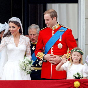"J'ai failli m'évanouir", "J'ai cru qu'ils étaient morts", "Une photo en noir et blanc ? Ça m'a fait tellement peur", "J'ai failli avoir une crise cardiaque." Heureusement, tout va bien !
Archive - Camilla Parker Bowles, duchesse de Cornouailles, le prince Charles, prince de Galles - La famille royale britannique au balcon lors du mariage du prince William et Catherine Kate Middleton le 29 avril 2011 