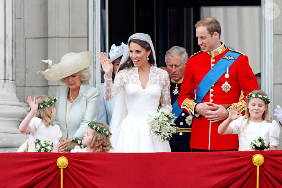 "J'ai failli m'évanouir", "J'ai cru qu'ils étaient morts", "Une photo en noir et blanc ? Ça m'a fait tellement peur", "J'ai failli avoir une crise cardiaque." Heureusement, tout va bien !
Archive - Camilla Parker Bowles, duchesse de Cornouailles, le prince Charles, prince de Galles - La famille royale britannique au balcon lors du mariage du prince William et Catherine Kate Middleton le 29 avril 2011 