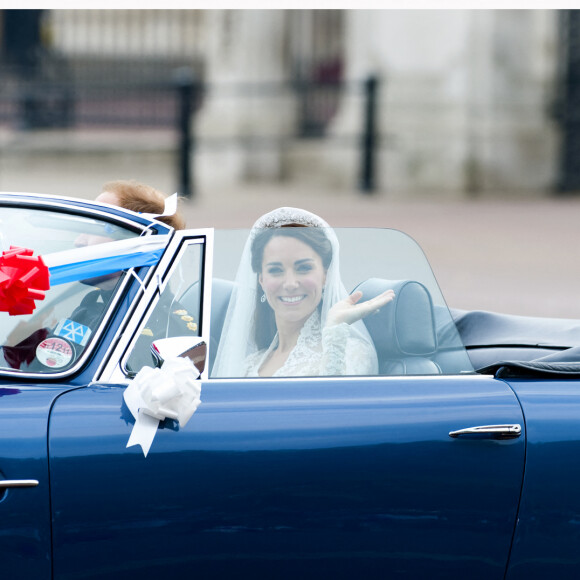 Archives - Le prince William, duc de Cambridge, et Kate Catherine Middleton, duchesse de Cambridge, quittent le palais de Buckingham en Aston Martin DB6 Volante, après la réception pour leur mariage. Le 29 avril 2011 