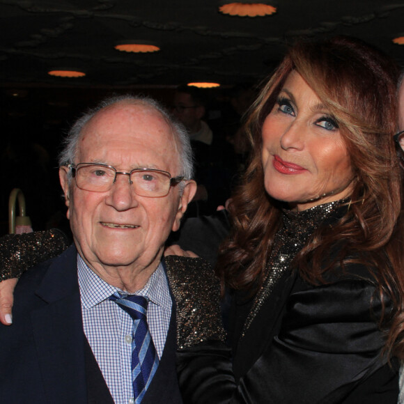 Julie Pietri annonce la disparition de son père
 
Exclusif - Julie Pietri chante son nouvel album sur la scène de La Nouvelle Eve à Paris. Julie Pietri avec son père Xavier et son frère Jean. © Philippe Baldini / Bestimage
