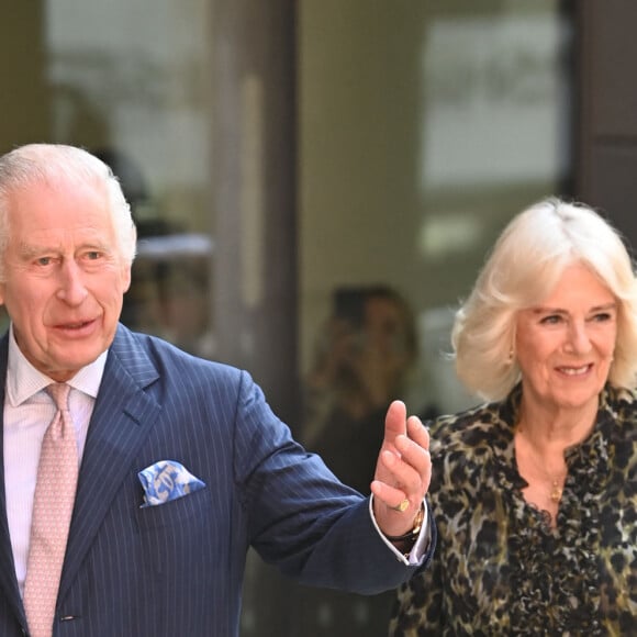 Première sortie officielle du roi Charles III d'Angleterre, accompagné de Camilla Parker Bowles, reine consort d'Angleterre, au Macmillan Cancer Centre de l'University College Hospital à Londres, le 30 avril 2024. Trois mois auparavant, le souverain, atteint lui-même d'un cancer, avait suspendu ses activités officielles sur avis des médecins. Le roi Charles III poursuit son traitement et reprend ses engagements de façon progressive. 