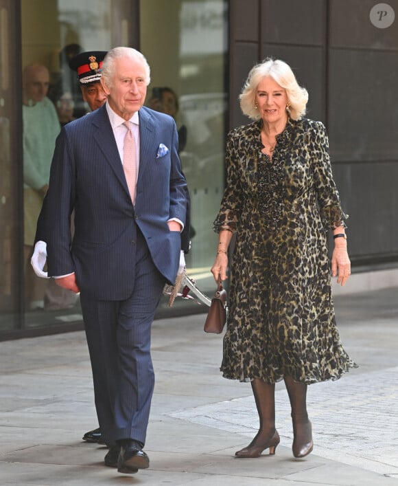 Première sortie officielle du roi Charles III d'Angleterre, accompagné de Camilla Parker Bowles, reine consort d'Angleterre, au Macmillan Cancer Centre de l'University College Hospital à Londres, le 30 avril 2024. Trois mois auparavant, le souverain, atteint lui-même d'un cancer, avait suspendu ses activités officielles sur avis des médecins. Le roi Charles III poursuit son traitement et reprend ses engagements de façon progressive. 