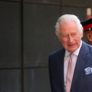 Première sortie officielle du roi Charles III d'Angleterre, accompagné de Camilla Parker Bowles, reine consort d'Angleterre, au Macmillan Cancer Centre de l'University College Hospital à Londres, le 30 avril 2024. Trois mois auparavant, le souverain, atteint lui-même d'un cancer, avait suspendu ses activités officielles sur avis des médecins. Le roi Charles III poursuit son traitement et reprend ses engagements de façon progressive. 