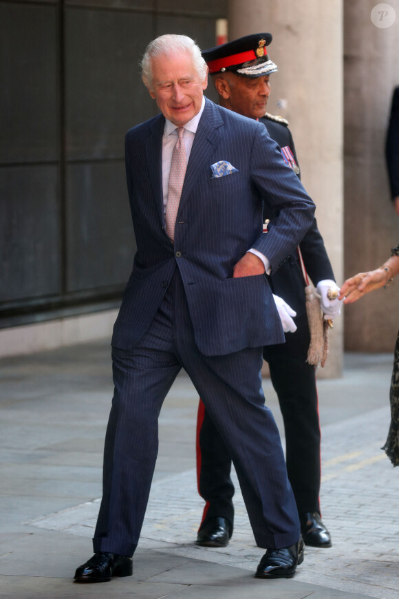 Première sortie officielle du roi Charles III d'Angleterre, accompagné de Camilla Parker Bowles, reine consort d'Angleterre, au Macmillan Cancer Centre de l'University College Hospital à Londres, le 30 avril 2024. Trois mois auparavant, le souverain, atteint lui-même d'un cancer, avait suspendu ses activités officielles sur avis des médecins. Le roi Charles III poursuit son traitement et reprend ses engagements de façon progressive. 