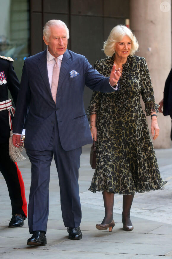 Première sortie officielle du roi Charles III d'Angleterre, accompagné de Camilla Parker Bowles, reine consort d'Angleterre, au Macmillan Cancer Centre de l'University College Hospital à Londres, le 30 avril 2024. Trois mois auparavant, le souverain, atteint lui-même d'un cancer, avait suspendu ses activités officielles sur avis des médecins. Le roi Charles III poursuit son traitement et reprend ses engagements de façon progressive. 