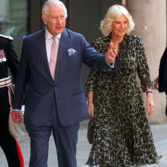 Première sortie officielle du roi Charles III d'Angleterre, accompagné de Camilla Parker Bowles, reine consort d'Angleterre, au Macmillan Cancer Centre de l'University College Hospital à Londres, le 30 avril 2024. Trois mois auparavant, le souverain, atteint lui-même d'un cancer, avait suspendu ses activités officielles sur avis des médecins. Le roi Charles III poursuit son traitement et reprend ses engagements de façon progressive. 