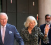 Première sortie officielle du roi Charles III d'Angleterre, accompagné de Camilla Parker Bowles, reine consort d'Angleterre, au Macmillan Cancer Centre de l'University College Hospital à Londres, le 30 avril 2024. Trois mois auparavant, le souverain, atteint lui-même d'un cancer, avait suspendu ses activités officielles sur avis des médecins. Le roi Charles III poursuit son traitement et reprend ses engagements de façon progressive. 