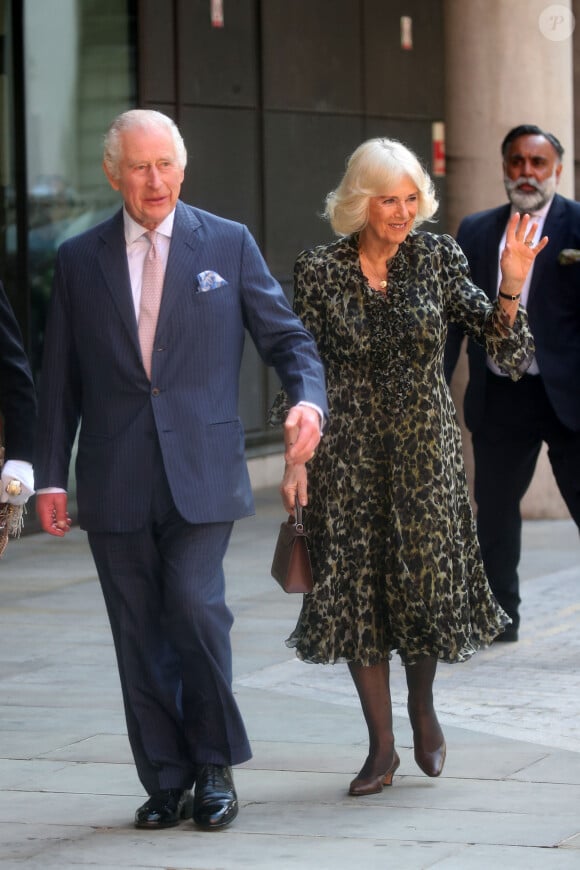 Première sortie officielle du roi Charles III d'Angleterre, accompagné de Camilla Parker Bowles, reine consort d'Angleterre, au Macmillan Cancer Centre de l'University College Hospital à Londres, le 30 avril 2024. Trois mois auparavant, le souverain, atteint lui-même d'un cancer, avait suspendu ses activités officielles sur avis des médecins. Le roi Charles III poursuit son traitement et reprend ses engagements de façon progressive. 