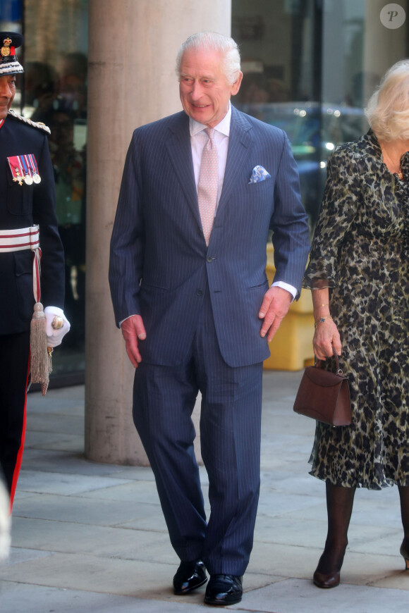 Première sortie officielle du roi Charles III d'Angleterre, accompagné de Camilla Parker Bowles, reine consort d'Angleterre, au Macmillan Cancer Centre de l'University College Hospital à Londres, le 30 avril 2024. Trois mois auparavant, le souverain, atteint lui-même d'un cancer, avait suspendu ses activités officielles sur avis des médecins. Le roi Charles III poursuit son traitement et reprend ses engagements de façon progressive. 