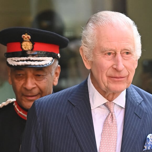 Première sortie officielle du roi Charles III d'Angleterre, accompagné de Camilla Parker Bowles, reine consort d'Angleterre, au Macmillan Cancer Centre de l'University College Hospital à Londres, le 30 avril 2024. Trois mois auparavant, le souverain, atteint lui-même d'un cancer, avait suspendu ses activités officielles sur avis des médecins. Le roi Charles III poursuit son traitement et reprend ses engagements de façon progressive. 